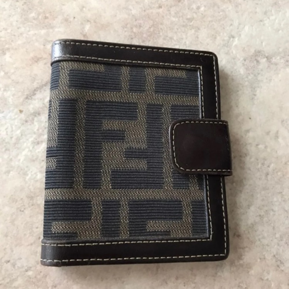 Fendi ID/card/cash wallet.
